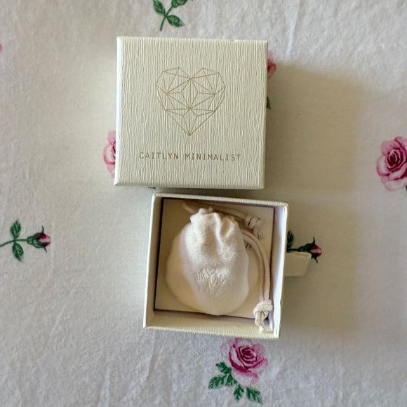 Caitlyn Minimalist Editor II Huggies in 18K Gold - Picture 2 of 4